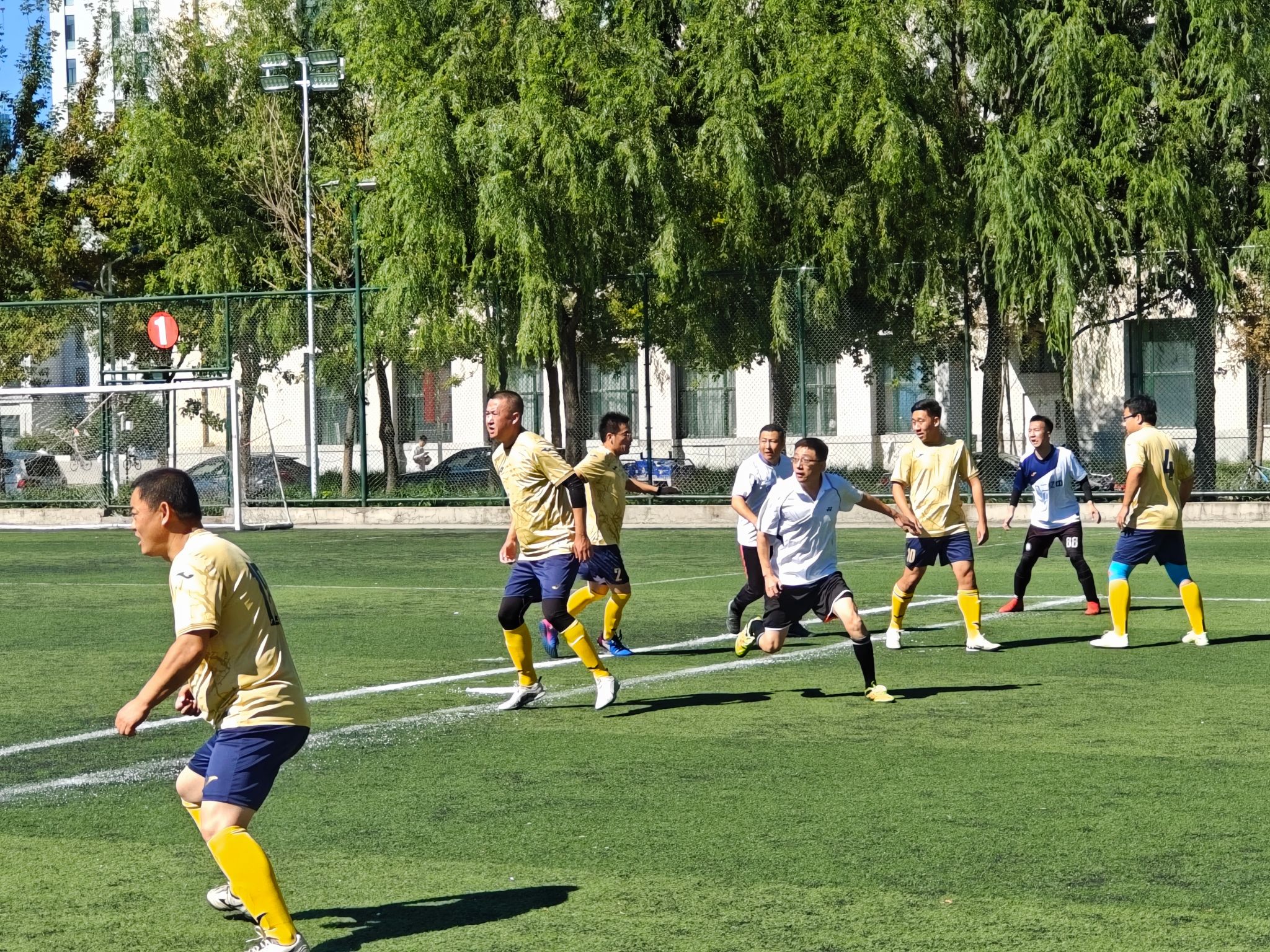 球队在比赛中展现出强大的团队合作 球队在比赛中展现出强大的团队合作