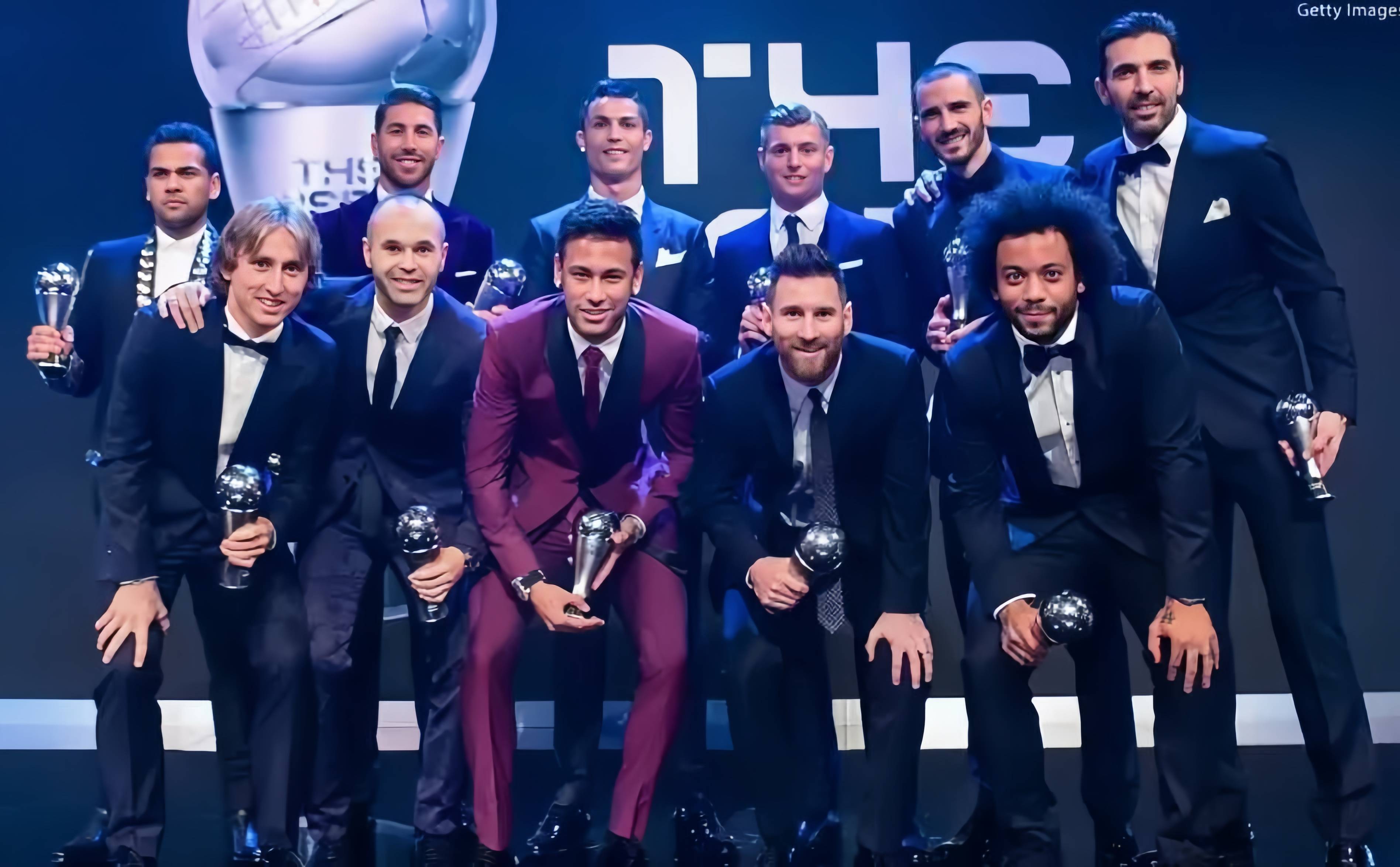 爱体育官网-赛场风云:足球巨星齐聚一堂