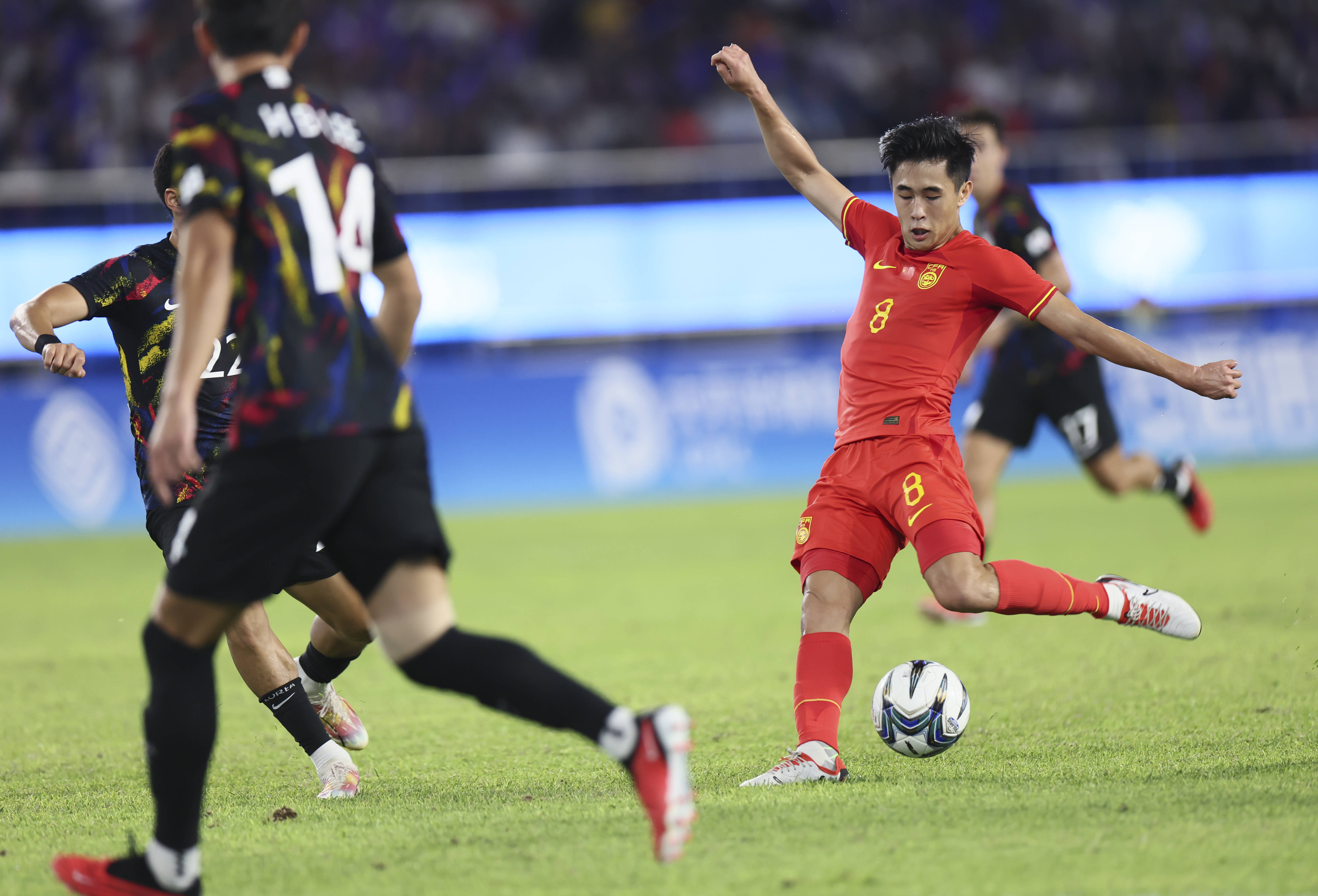 亚洲足球场上的中国队展现实力与拼搏 亚洲足球场上的中国队展现实力与拼搏