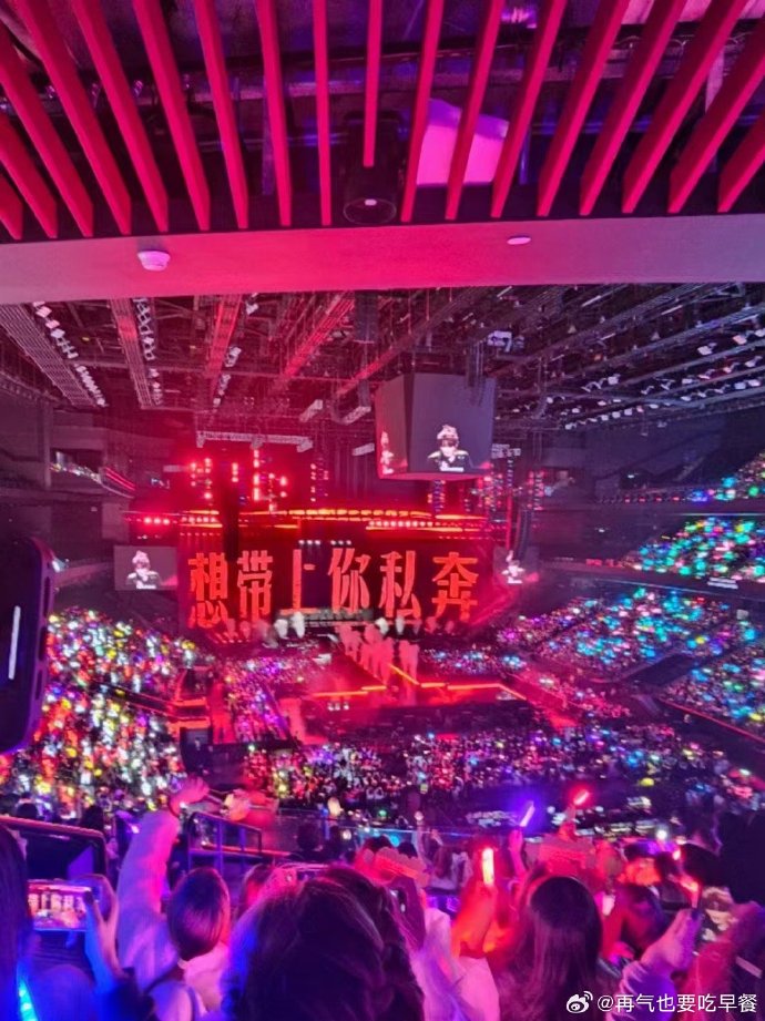 现场气氛热烈,粉丝们为各自心仪的球队呐喊 现场气氛热烈,粉丝们为各自心仪的球队呐喊