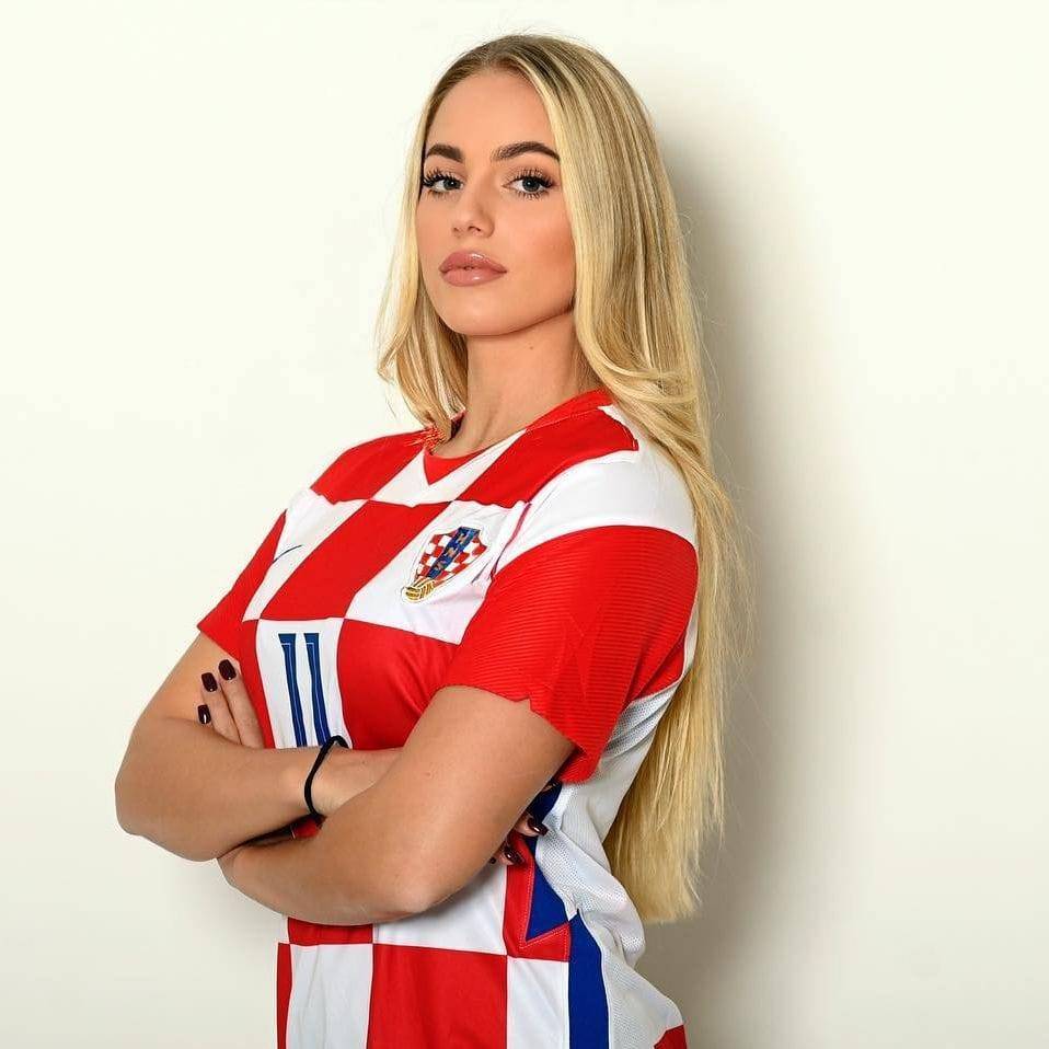 爱体育官网-欧洲女子足球运动员奋力拼搏