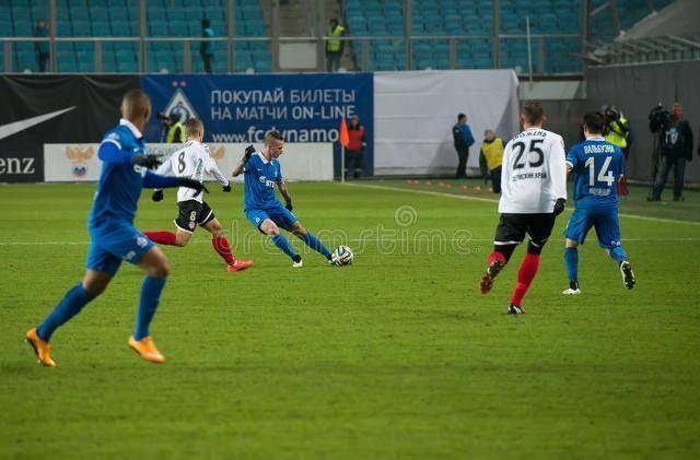 爱体育官网-里昂取胜比赛,球员合影庆祝