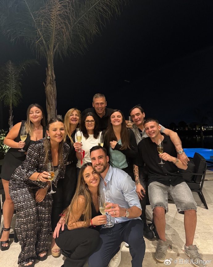 里昂取胜比赛,球员合影庆祝 里昂取胜比赛,球员合影庆祝