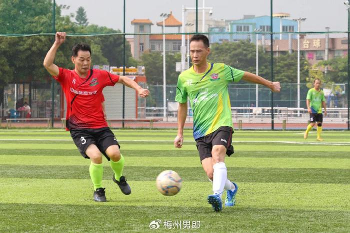 爱体育官网-队员表现抢眼,足球比赛精彩纷呈