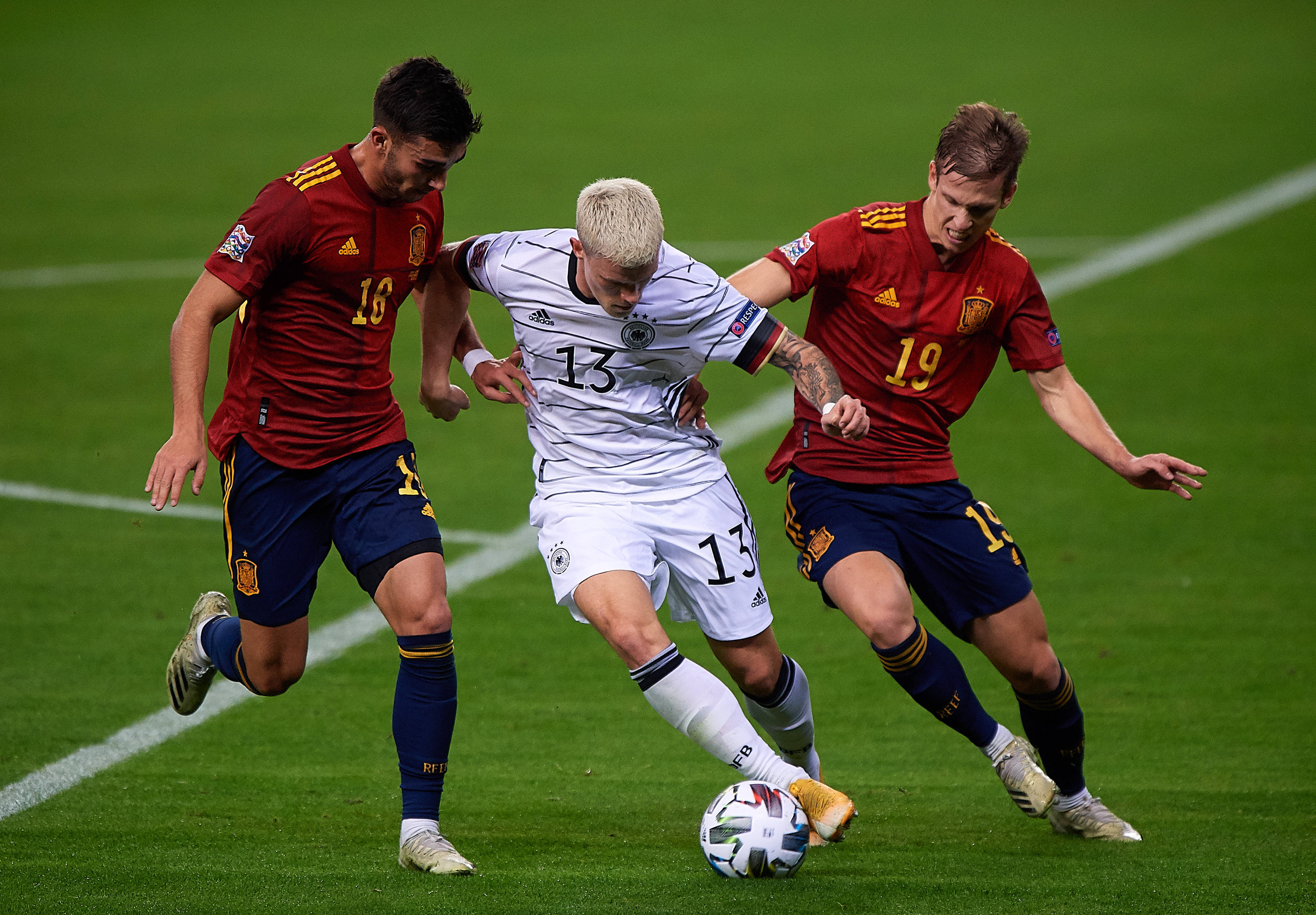 热血沸腾!欧洲国家足球赛事引爆无数球迷激情 热血沸腾!欧洲国家足球赛事引爆无数球迷激情