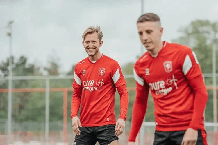 爱体育-荷兰前锋连场进球,喷薄而出