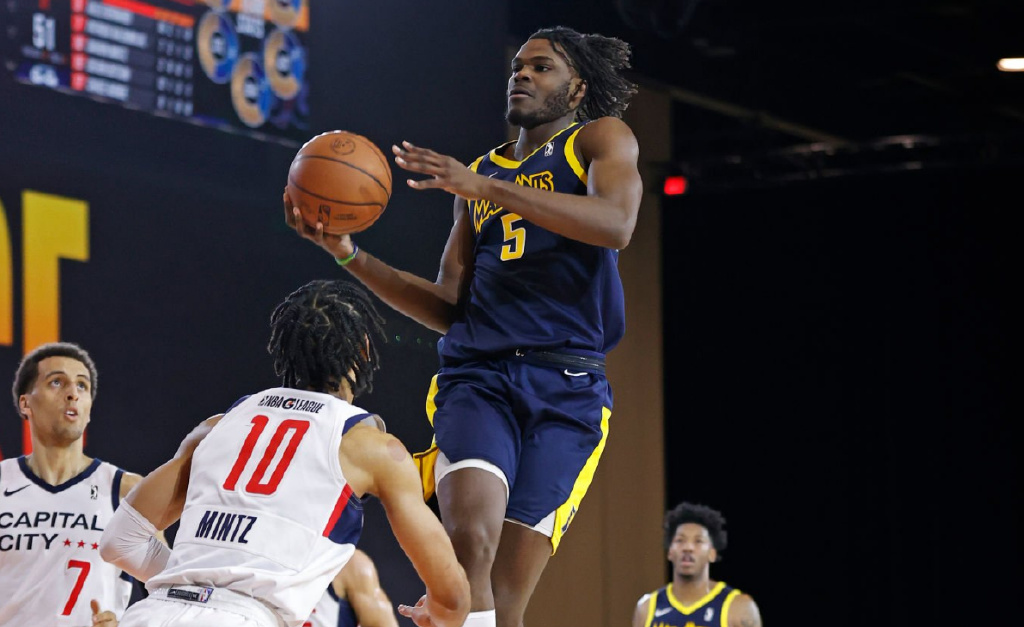 步行者球员赛场受伤,恢复时间未定 步行者球员赛场受伤,恢复时间未定