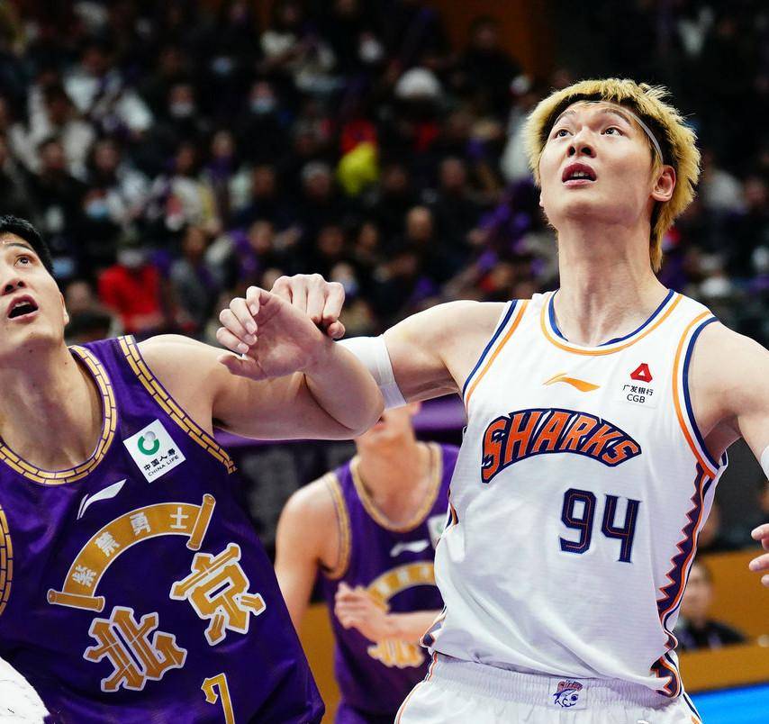 周琦两双数据表现出色,带领球队取得连胜 周琦两双数据表现出色,带领球队取得连胜