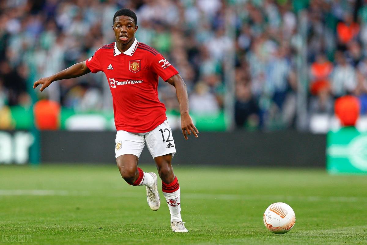 曼联前锋因伤缺席比赛,球队战术或将调整 曼联前锋因伤缺席比赛,球队战术或将调整