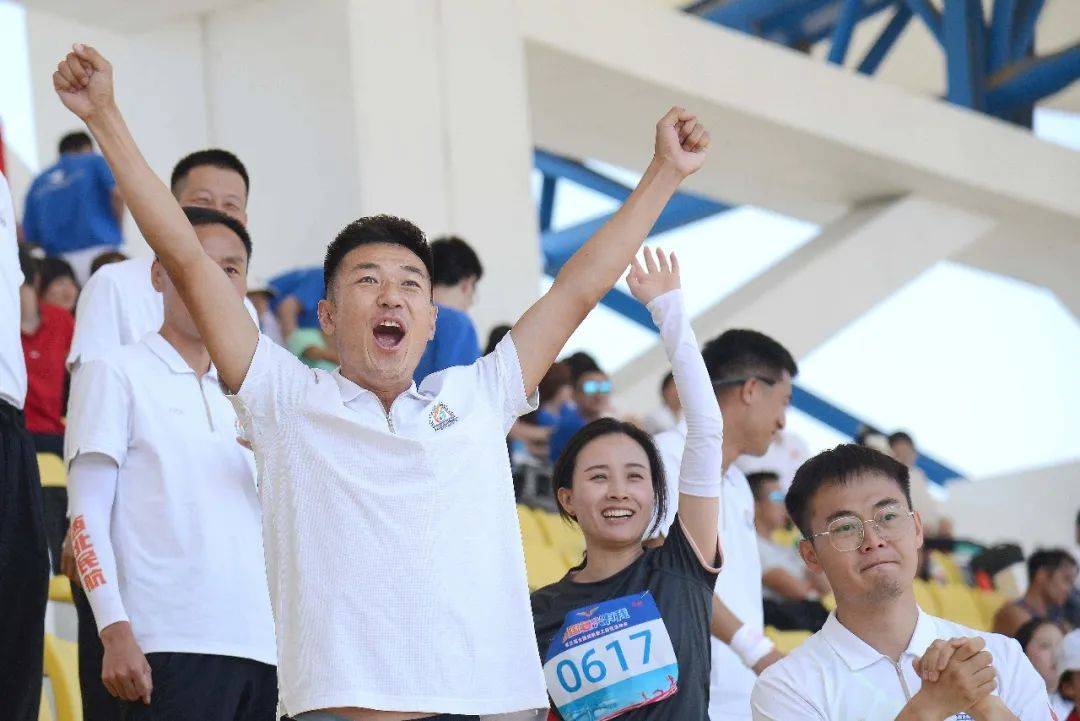 爱体育官网-激动人心的比赛,球队勇往直前赢得胜利