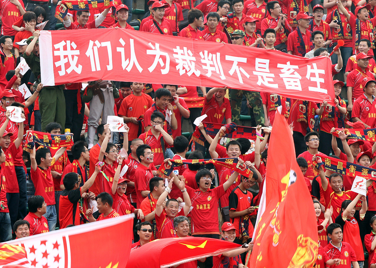 激动人心的比赛,球队勇往直前赢得胜利 激动人心的比赛,球队勇往直前赢得胜利