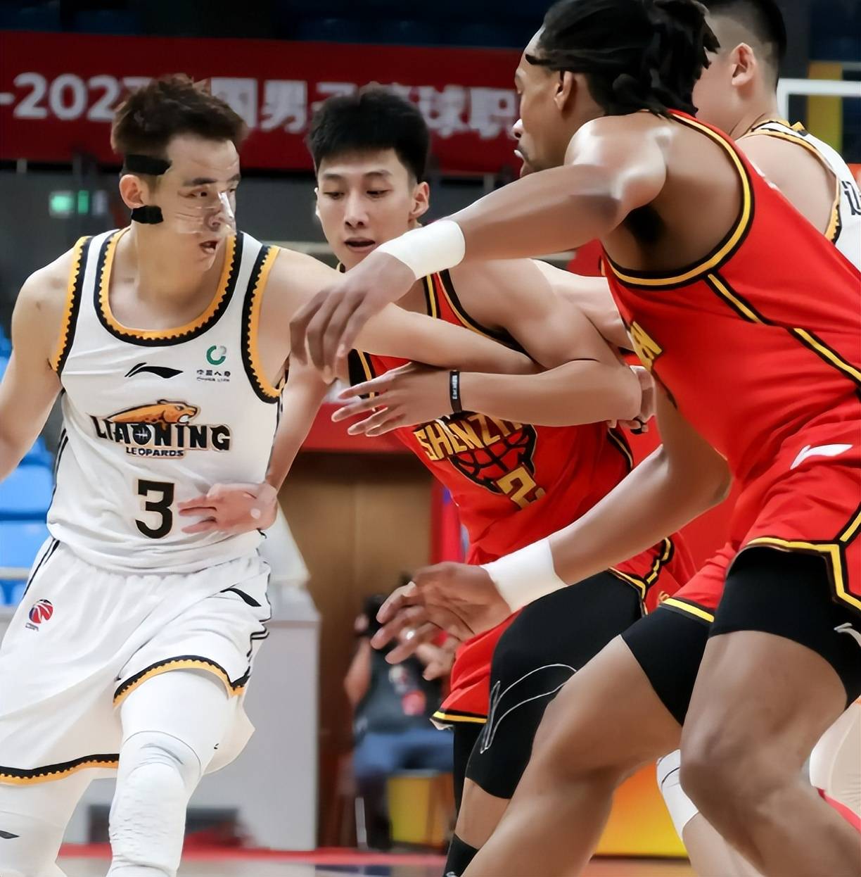 球迷支持CBA球队持续高涨,赛场气氛火爆 球迷支持CBA球队持续高涨,赛场气氛火爆