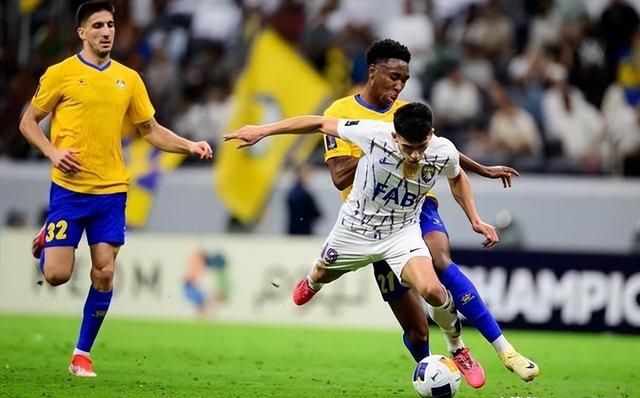 亚冠比赛中球员施展绝技,引发观众欢呼 亚冠比赛中球员施展绝技,引发观众欢呼