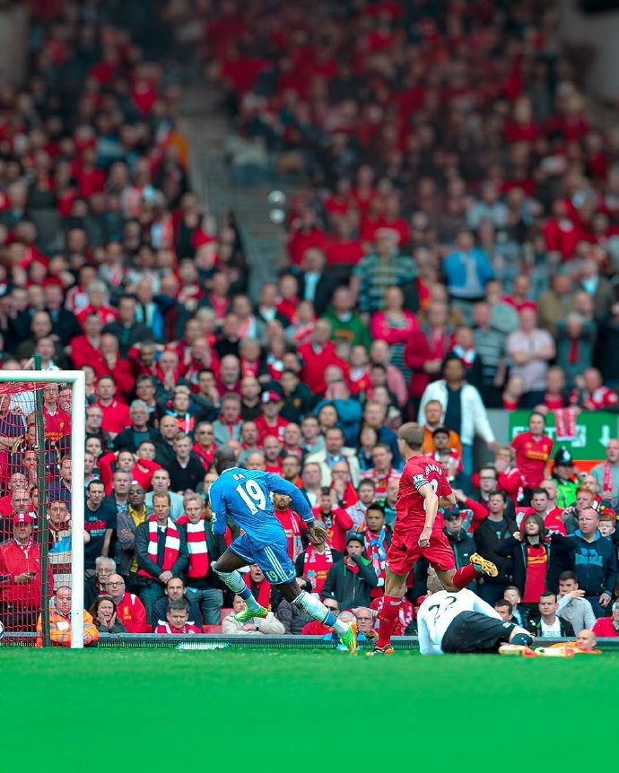 爱体育-盛况空前!欧洲国家足球比赛吸引众多球迷驻足观看