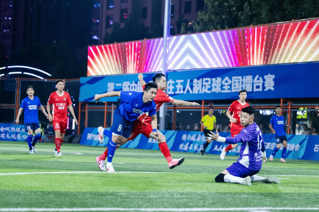 爱体育官方网站-足球擂台上的较量,凶险暗藏胜负关键