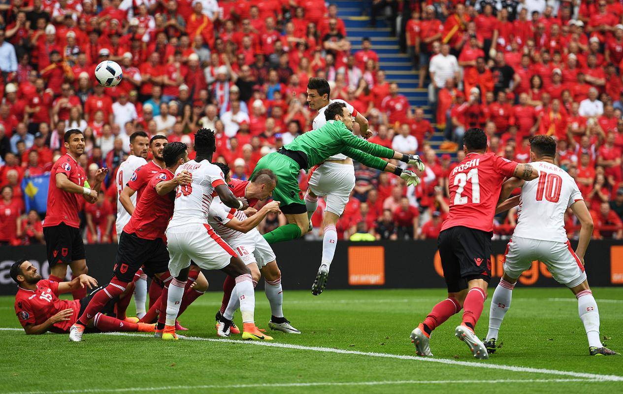 欧冠预选赛赛况激烈,球迷呐喊助威声不绝于耳 欧冠预选赛赛况激烈,球迷呐喊助威声不绝于耳