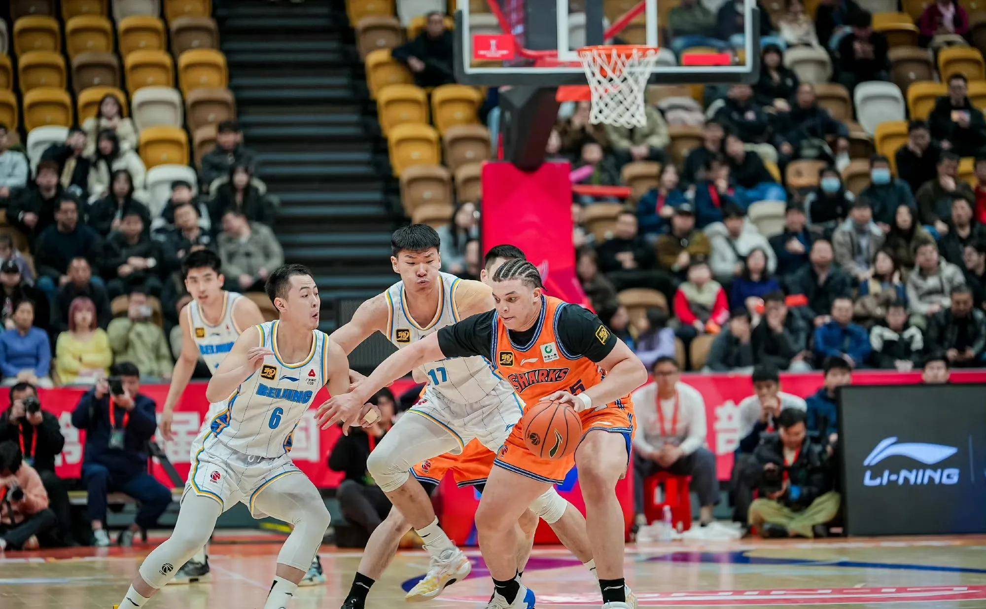 爱体育-上海主场击败河北队,晋级总决赛