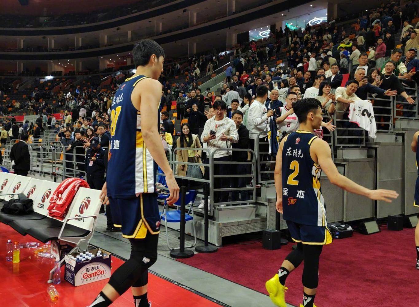 爱体育-一支实力强劲篮球队终结连败,全队士气大增