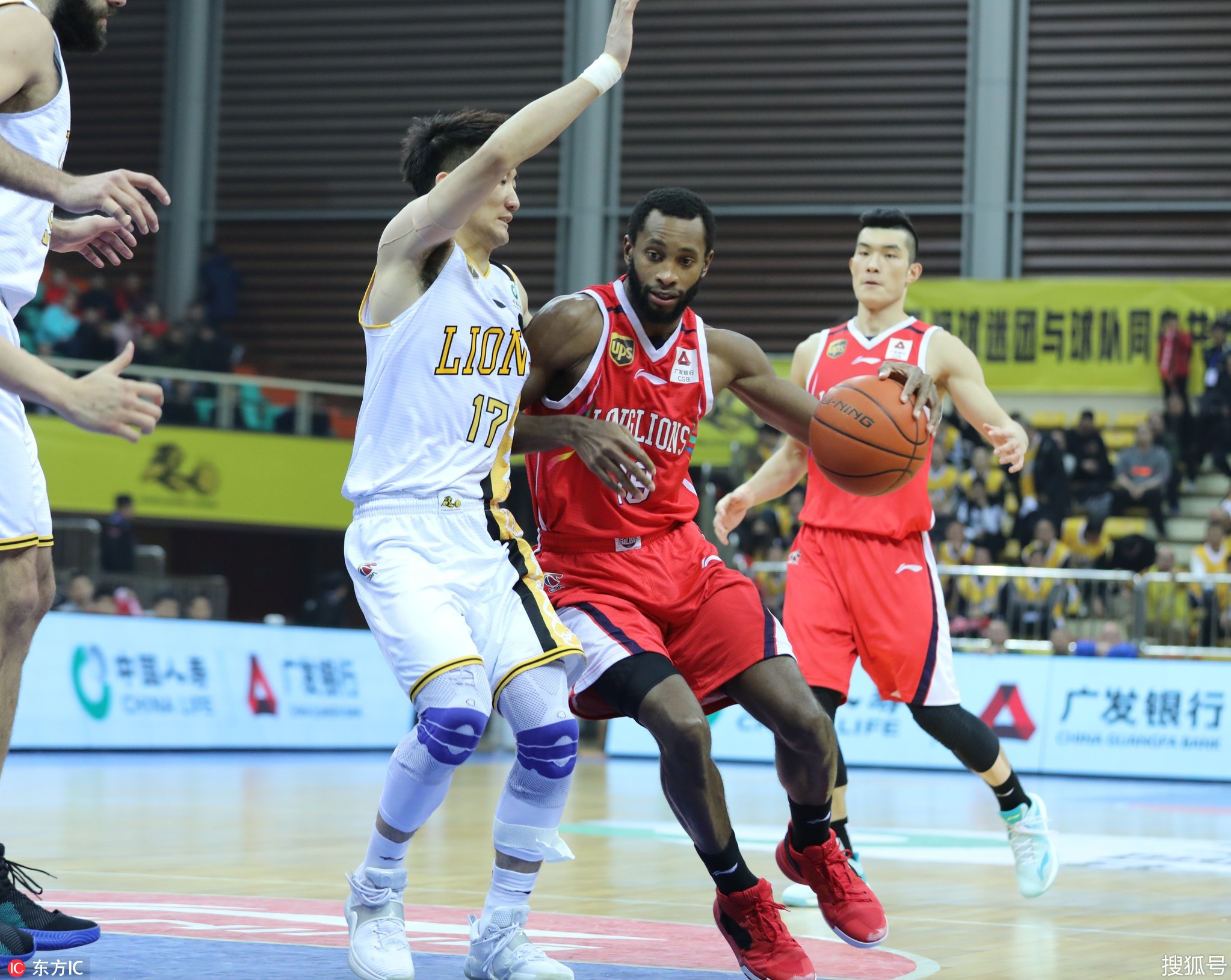 一支实力强劲篮球队终结连败,全队士气大增 一支实力强劲篮球队终结连败,全队士气大增