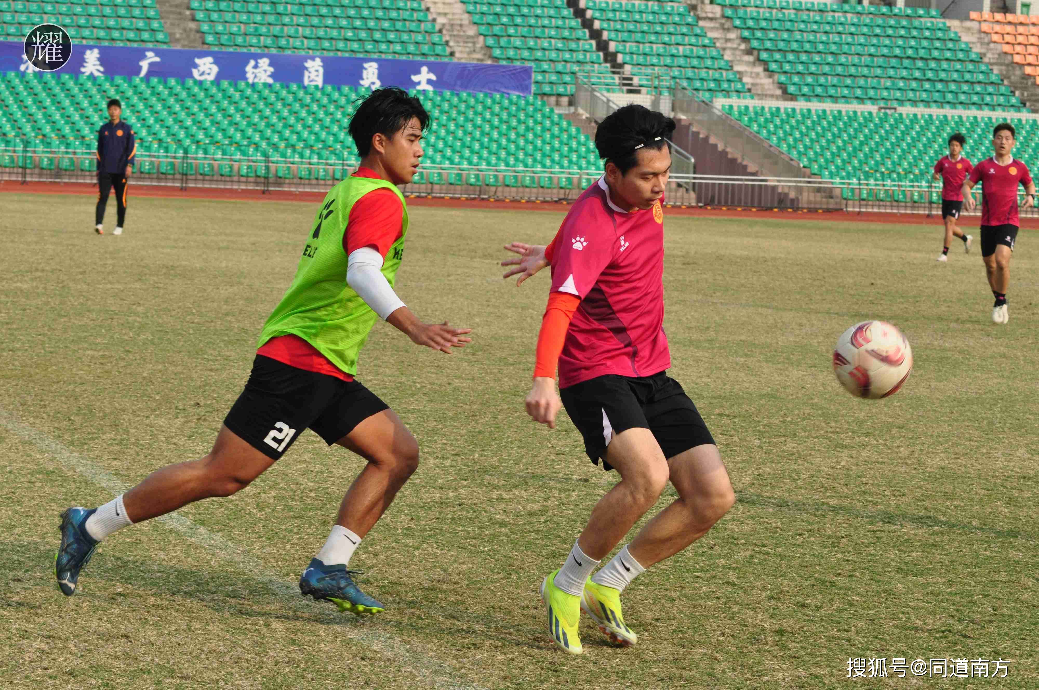 爱体育-精彩足球盛宴携手开启新篇章,球迷期待满满