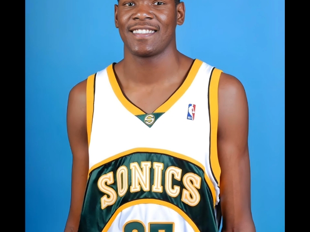 皇马前锋机警突破,助球队反击得分 皇马前锋机警突破,助球队反击得分