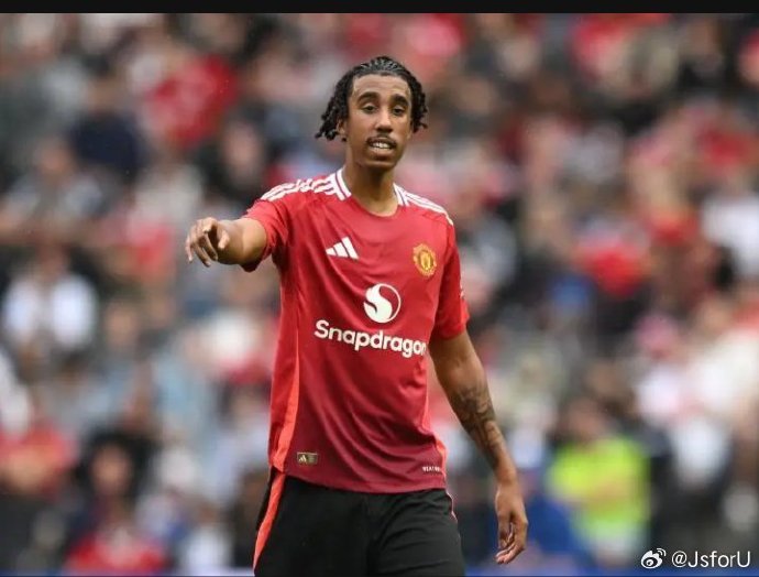 曼联主帅新发型引热议,球队士气飚升 曼联主帅新发型引热议,球队士气飚升