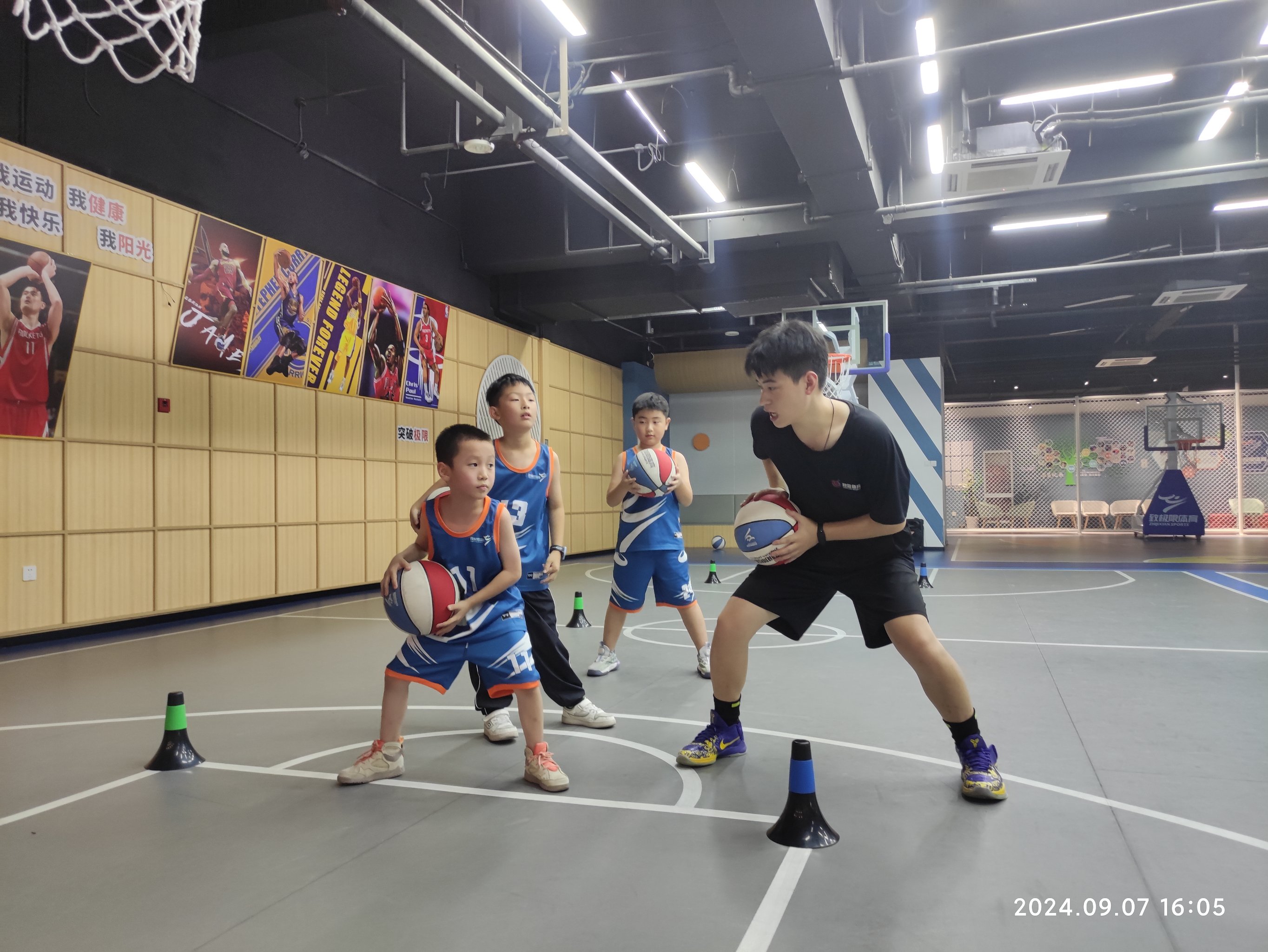 爱体育官网-青少年篮球夏令营开营,百名小球员集训