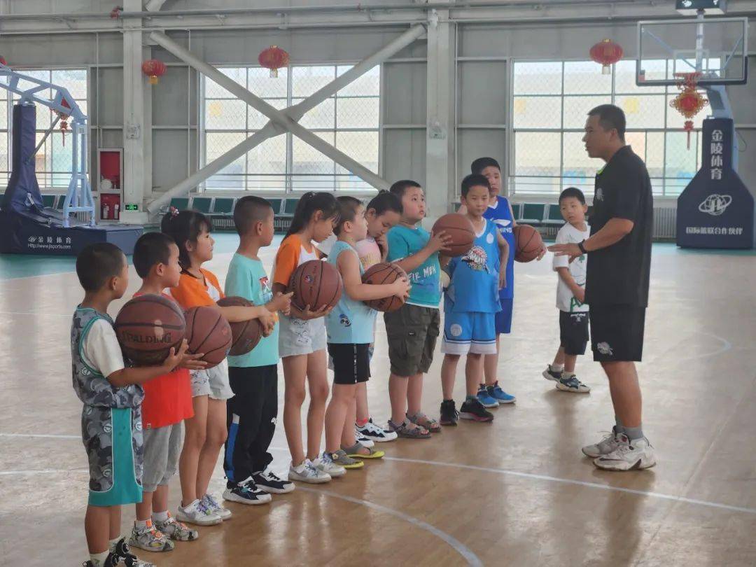 青少年篮球夏令营开营,百名小球员集训 青少年篮球夏令营开营,百名小球员集训