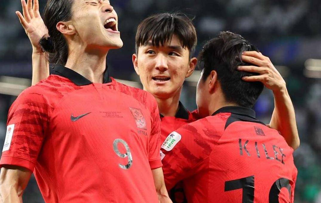 爱体育官方网站-足球联赛缤纷开赛,各支豪门球队展开恶战角逐