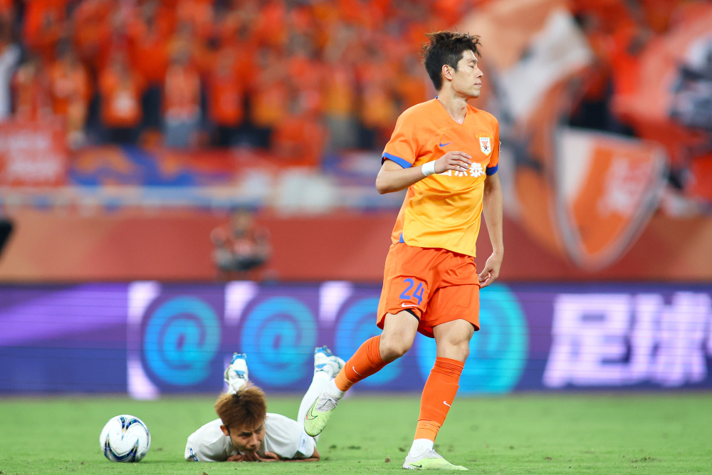 足球联赛缤纷开赛,各支豪门球队展开恶战角逐 足球联赛缤纷开赛,各支豪门球队展开恶战角逐