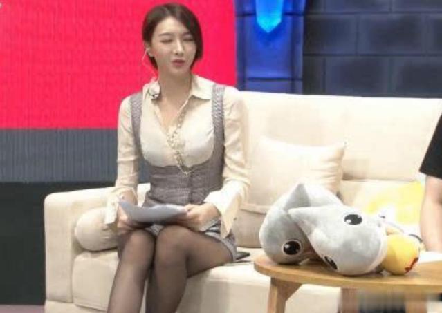 女主播欧冠比赛解说,惊呆现场观众 女主播欧冠比赛解说,惊呆现场观众