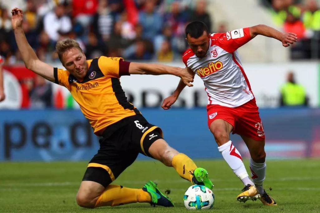 爱体育官网-足球场上激烈竞争,球队势均力敌