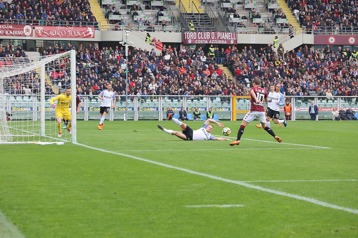 足球场上激烈竞争,球队势均力敌 足球场上激烈竞争,球队势均力敌