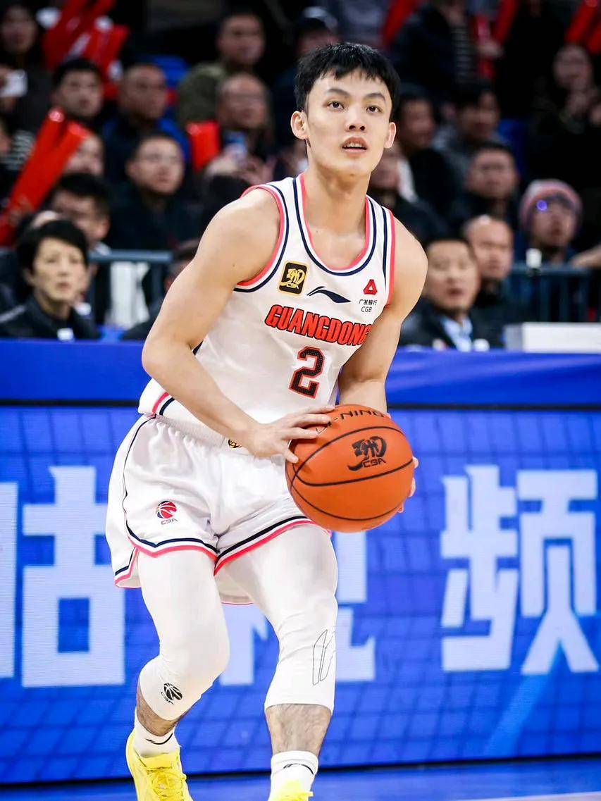 爱体育官方网站-广东主场大获胜利,积分榜再次登顶