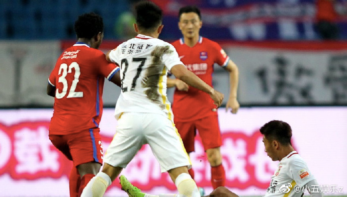 青岛黄海战平江苏苏宁,难求胜利 青岛黄海战平江苏苏宁,难求胜利