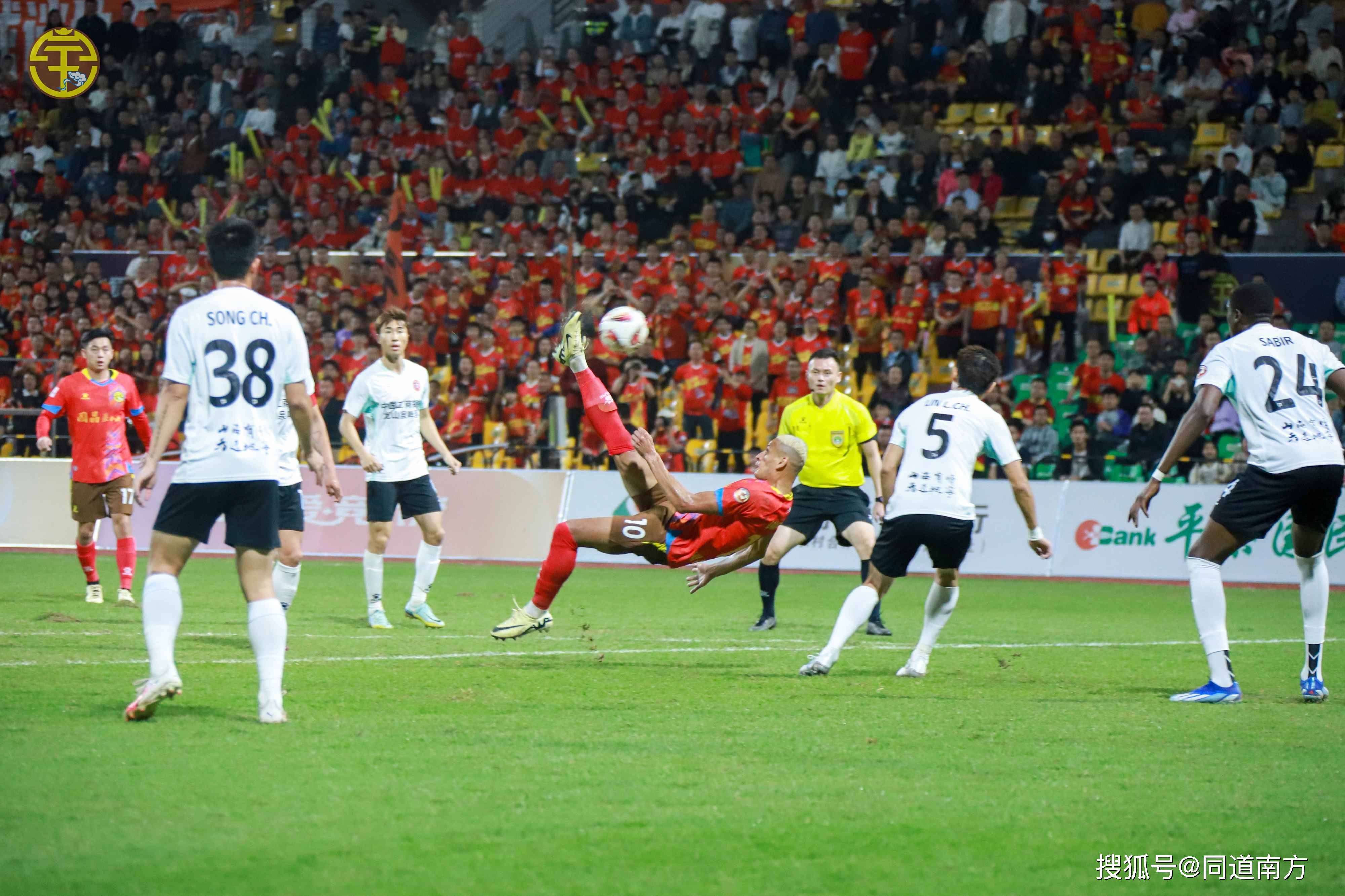 女足比赛现场观众热情高涨