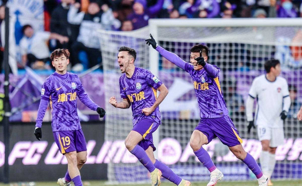 力量对抗!中超一场比赛中两队实力对比悬殊 力量对抗!中超一场比赛中两队实力对比悬殊