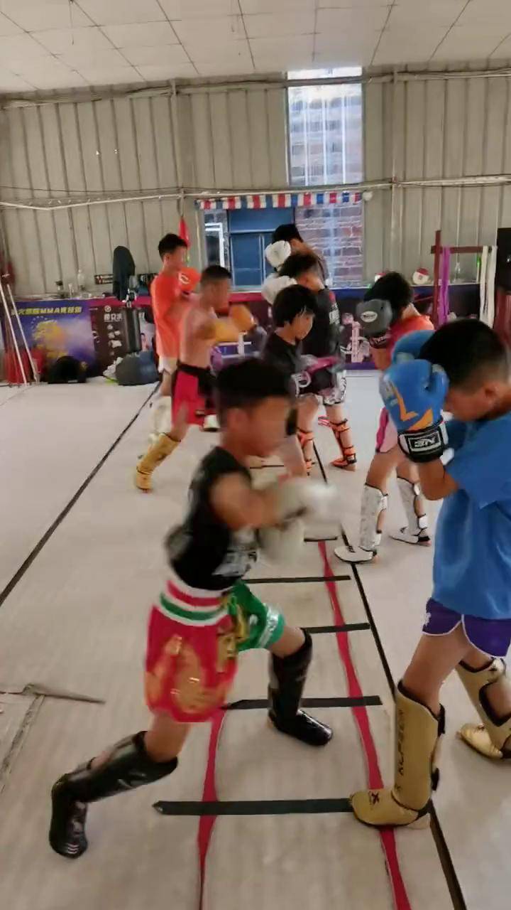 爱体育-运动员在擂台上诠释体育精神