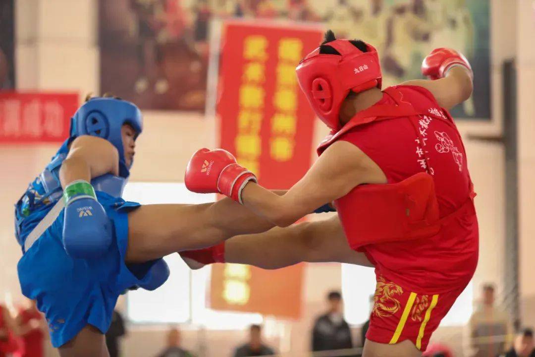 运动员在擂台上诠释体育精神 运动员在擂台上诠释体育精神