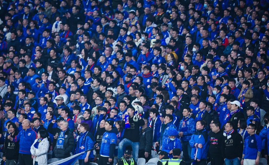 足球赛场上运动员实力尽显，观众热情高涨