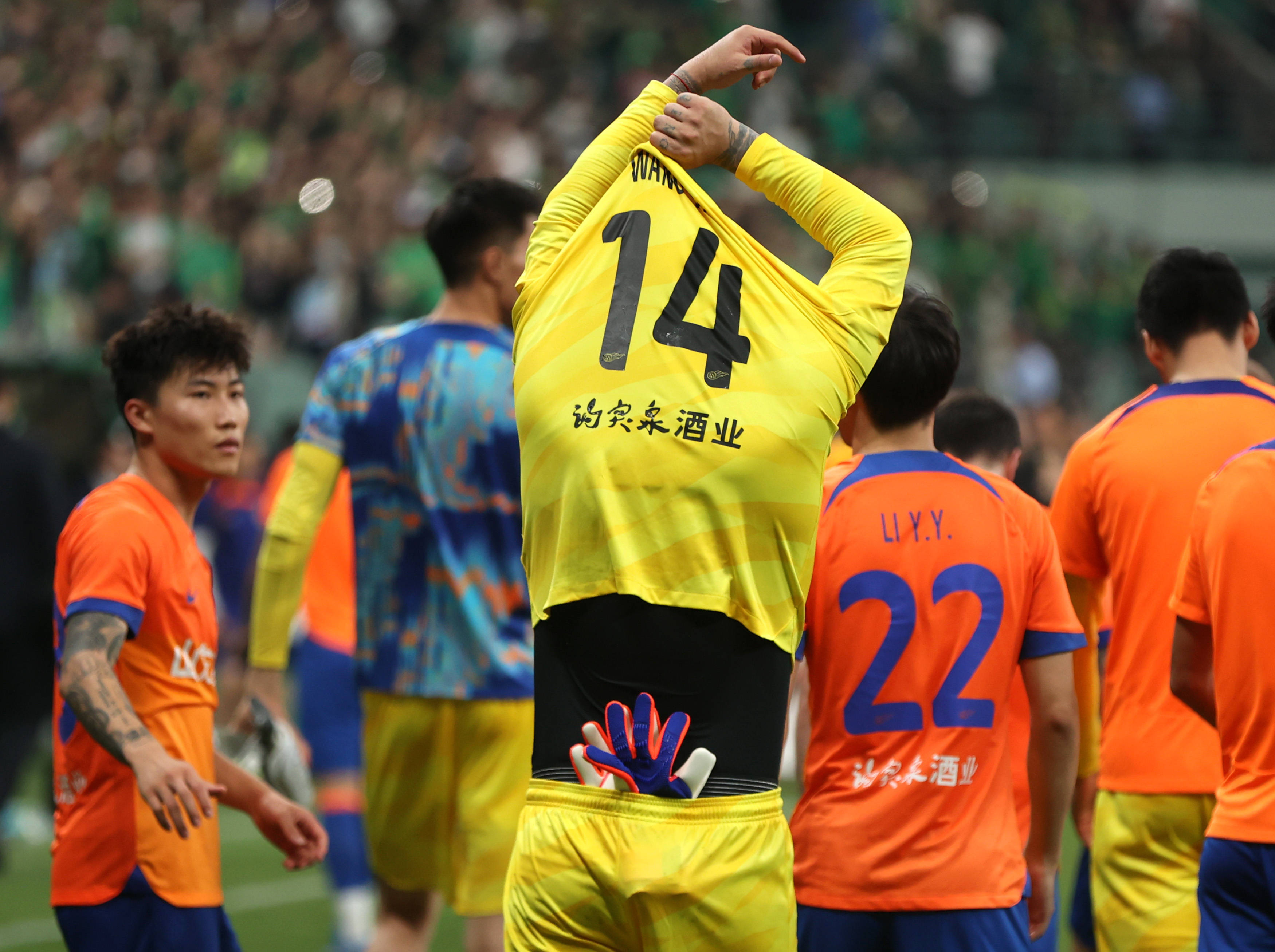 爱体育-中超赛事掀起高潮,球员全力备战挑战之战