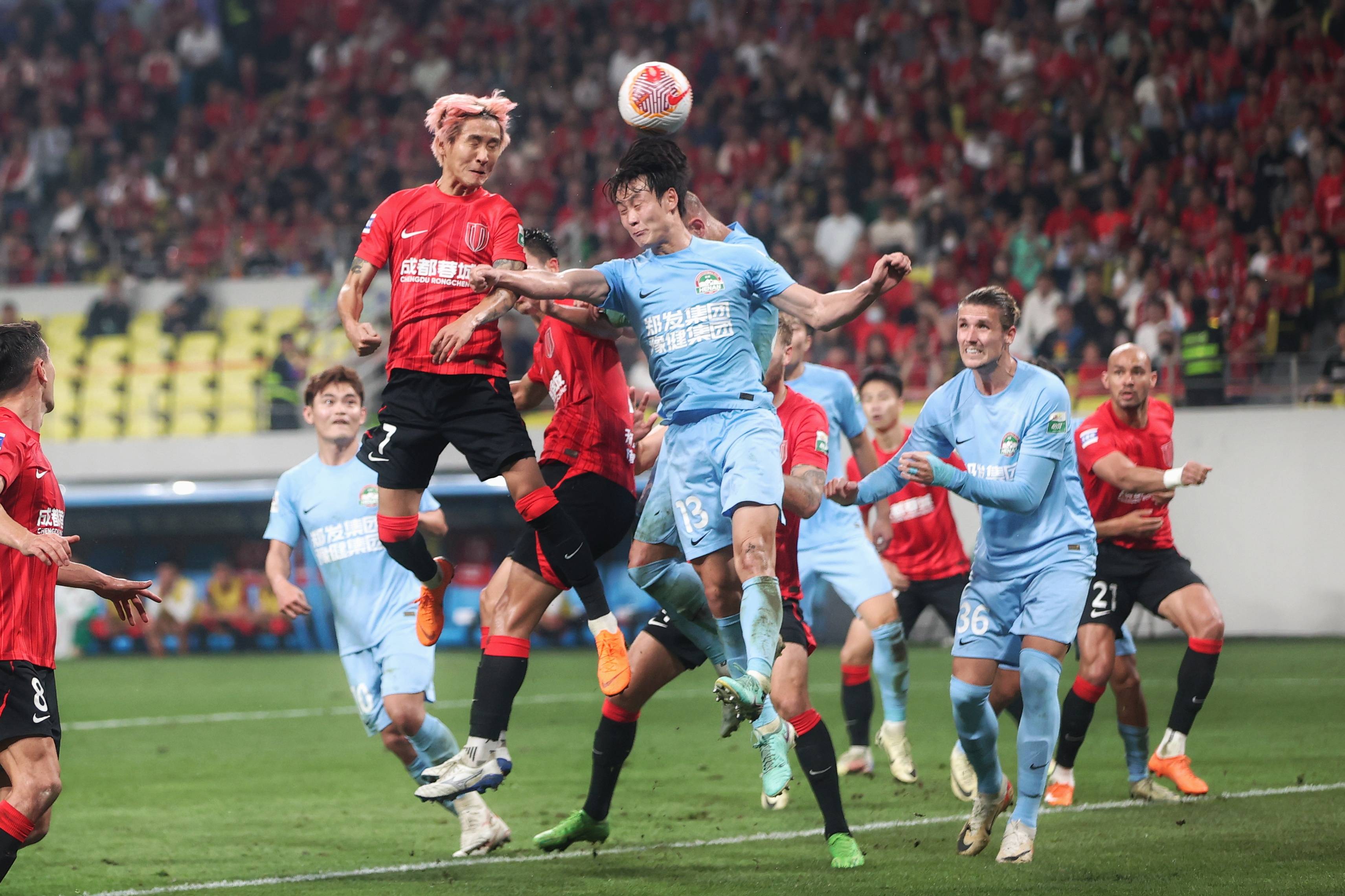 中超赛事掀起高潮,球员全力备战挑战之战 中超赛事掀起高潮,球员全力备战挑战之战