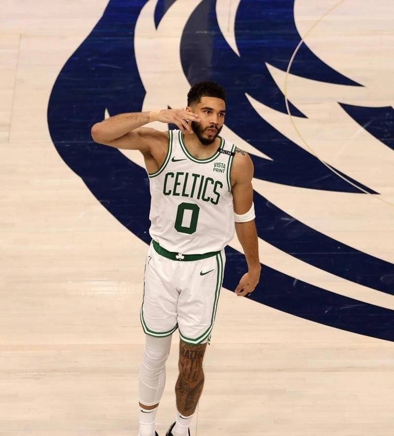 绿军球星伤愈复出，厄文助力球队取胜