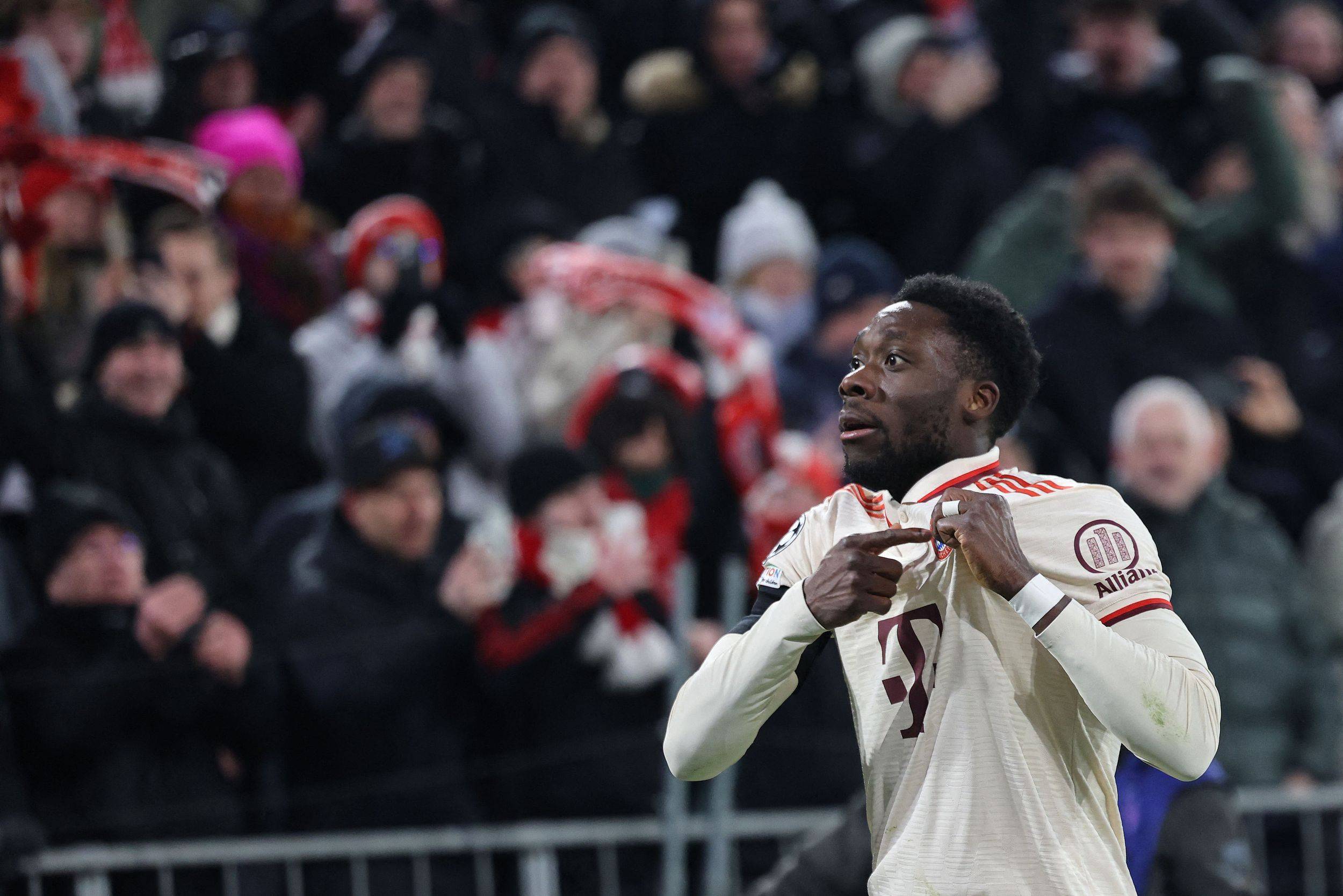 拜仁惊险获胜,提前锁定32强席位 拜仁惊险获胜,提前锁定32强席位