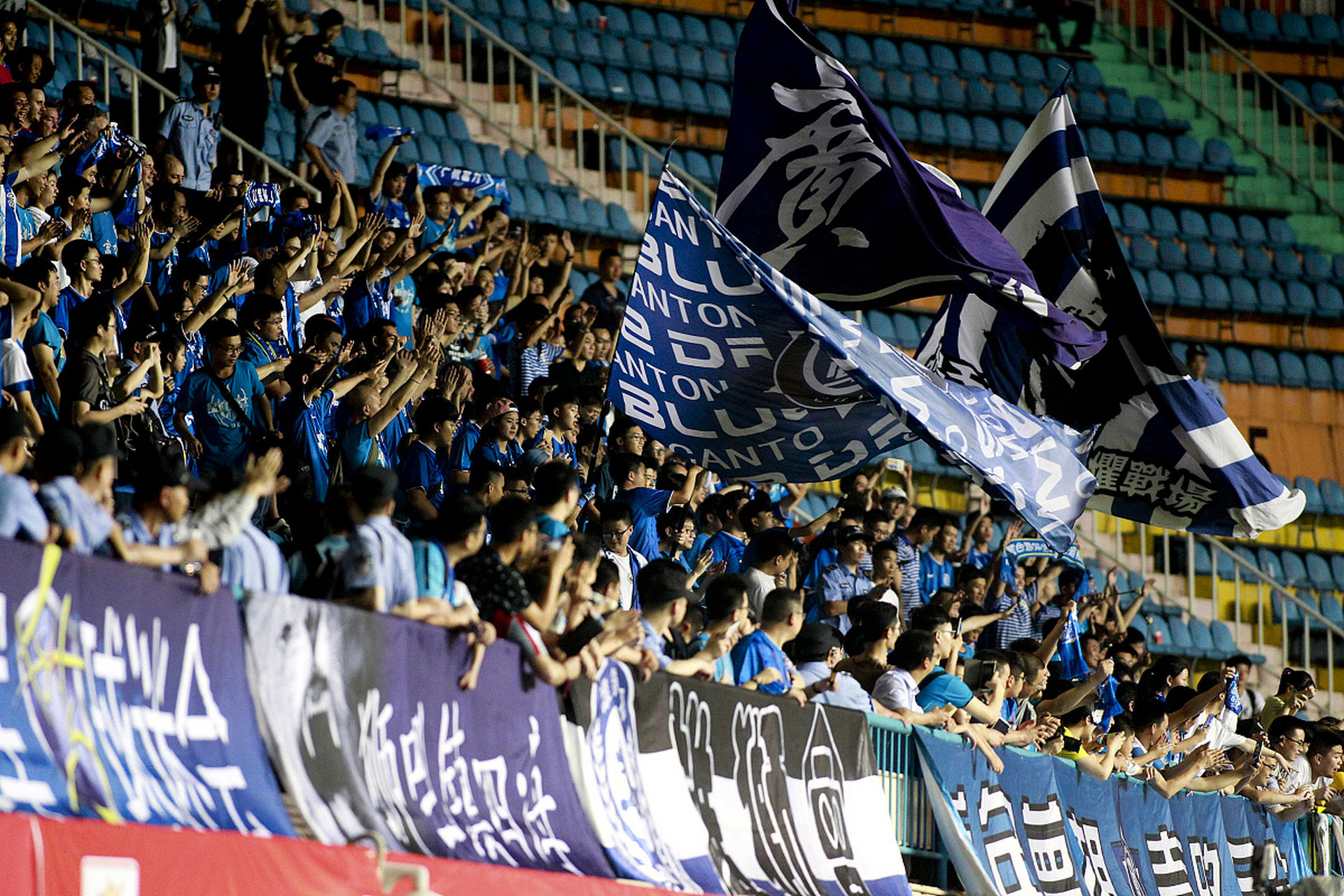 亚特兰大锋线轮番得分,球队火力全开 亚特兰大锋线轮番得分,球队火力全开