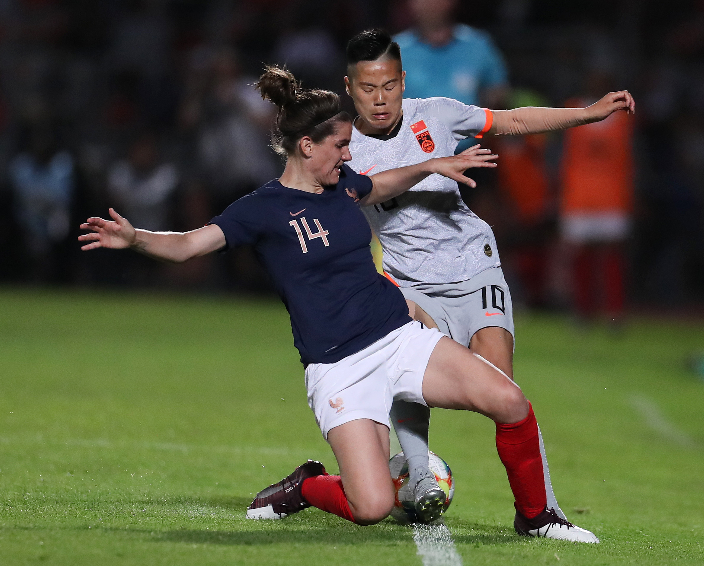 爱体育-西班牙女足队在热身赛中表现出色,铁杆支持者喜出望外