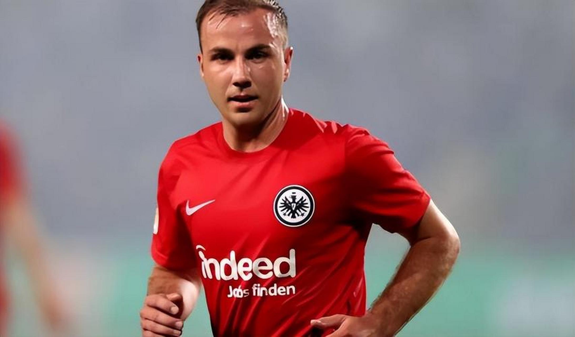 霍芬海姆门将手抛球救险,成为比赛关键人物 霍芬海姆门将手抛球救险,成为比赛关键人物