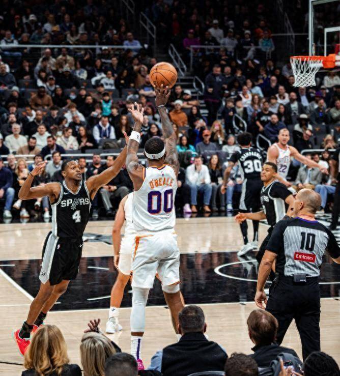 马刺疲软连败,主帅苦思改变错综复杂 马刺疲软连败,主帅苦思改变错综复杂