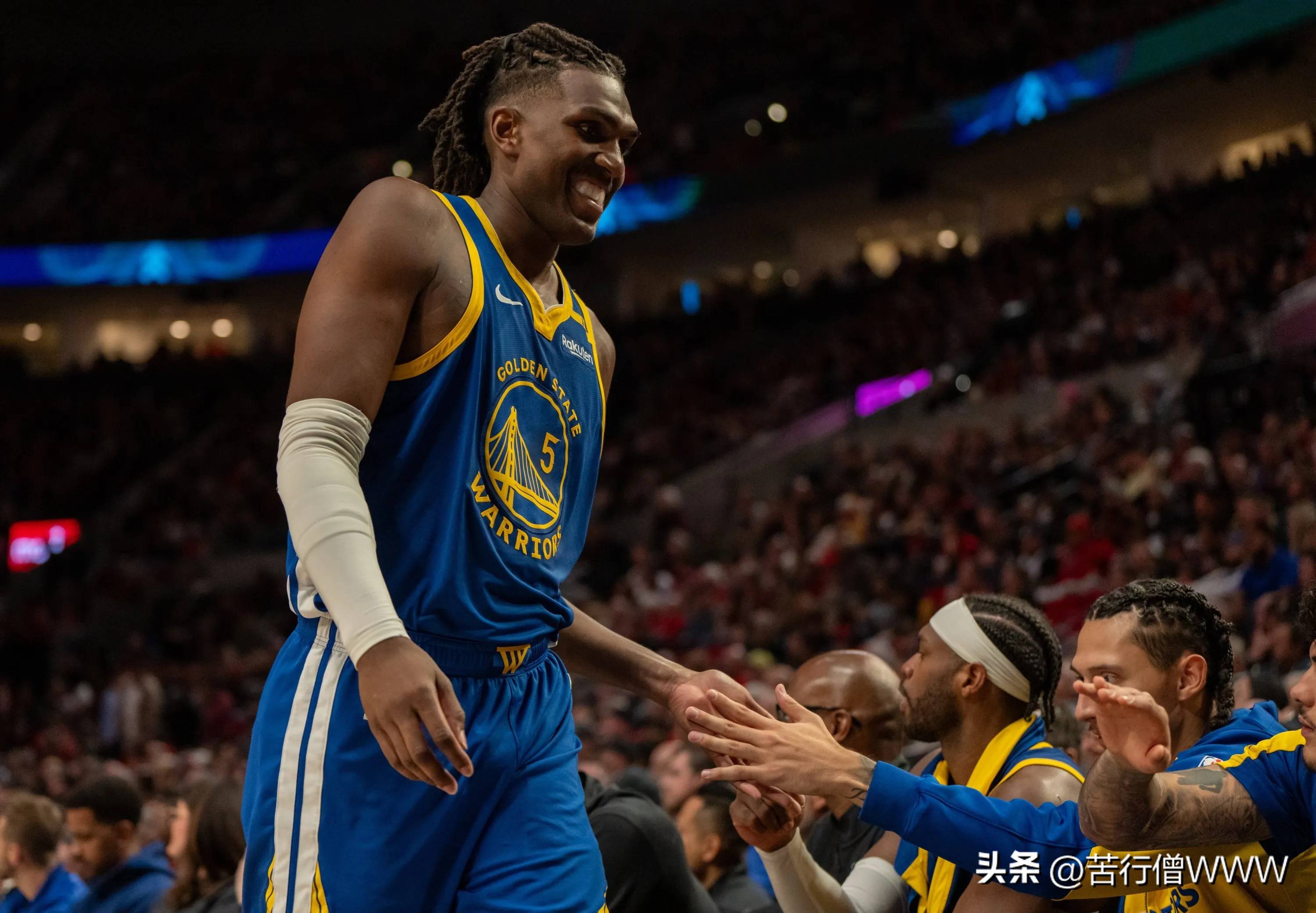 勇士再度战胜奇才,双枪联手狂轰三分 勇士再度战胜奇才,双枪联手狂轰三分