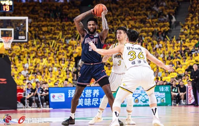 爱体育-广东篮球联赛中的一场精彩对决点燃全场观众